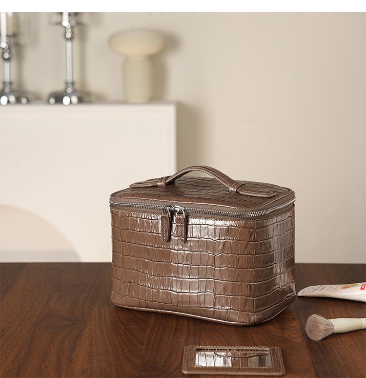 Large Capacity Crocodile Pattern Leather Cosmetic Case Women s Portable Makeup Bag with Handle коричневий
Large Capacity Crocodile Pattern Leather Cosmetic Case Women s Portable Makeup Bag with Handle коричневий