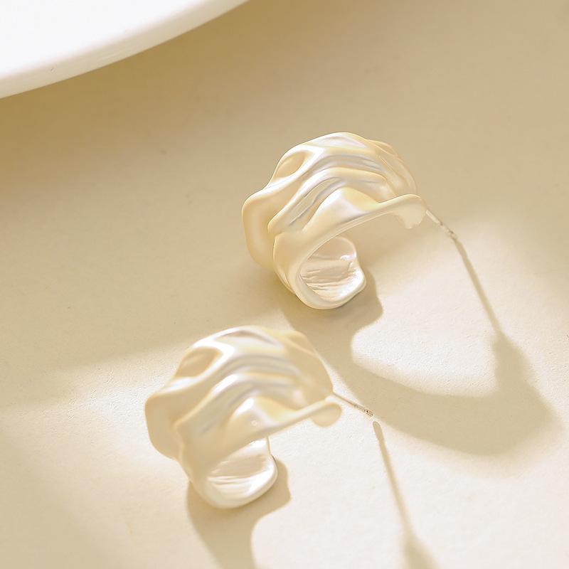 Korean version of fashion temperament resort style macaron C-shaped stud earrings light luxury simple high-end commuter earrings
Korean version of fashion temperament resort style macaron C-shaped stud earrings light luxury simple high-end commuter earrings