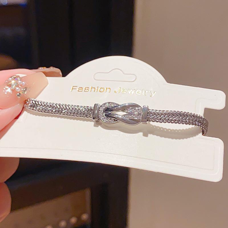 Rhinestone U-Shaped Wrap Chain Heart Bracelet - Luxury Fashion Bangle with Unique Cold Style Design
Rhinestone U-Shaped Wrap Chain Heart Bracelet - Luxury Fashion Bangle with Unique Cold Style Design