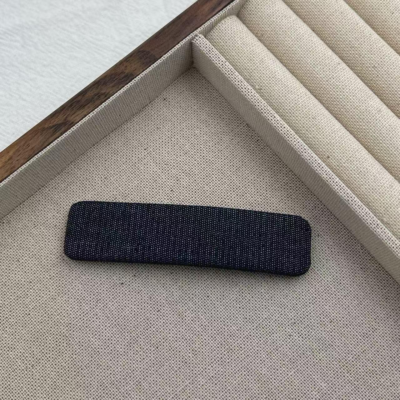 Versatile Denim Blue Teardrop Snap Hair Clip for Frizzy Hair and Bangs - Retro Hair Accessory for Women
Versatile Denim Blue Teardrop Snap Hair Clip for Frizzy Hair and Bangs - Retro Hair Accessory for Women