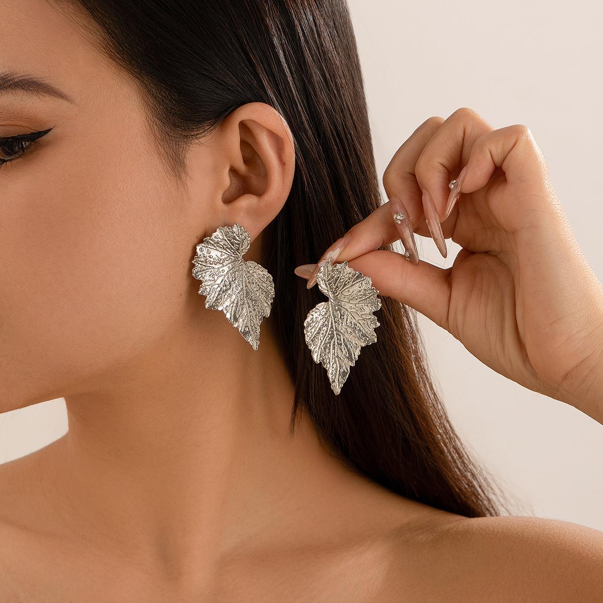 Ingemark Unique Maple Leaf Stud Earrings for Women Trendy 2026 Goth Geometric Vintage Piercing Earrings Jewelry Accessories New
Ingemark Unique Maple Leaf Stud Earrings for Women Trendy 2026 Goth Geometric Vintage Piercing Earrings Jewelry Accessories New