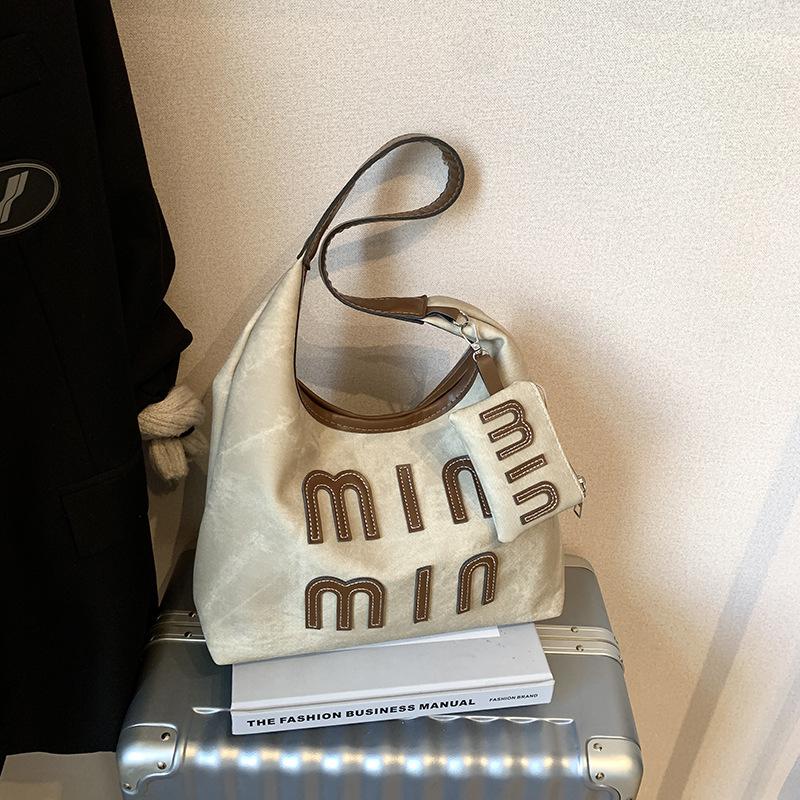 Повседневная ретро сумка большой вместимости женская 2025 новая осенняя личность красивая мода сумка через плечо мессенджер сумка-тоут хаки
Повседневная ретро сумка большой вместимости женская 2025 новая осенняя личность красивая мода сумка через плечо мессенджер сумка-тоут хаки