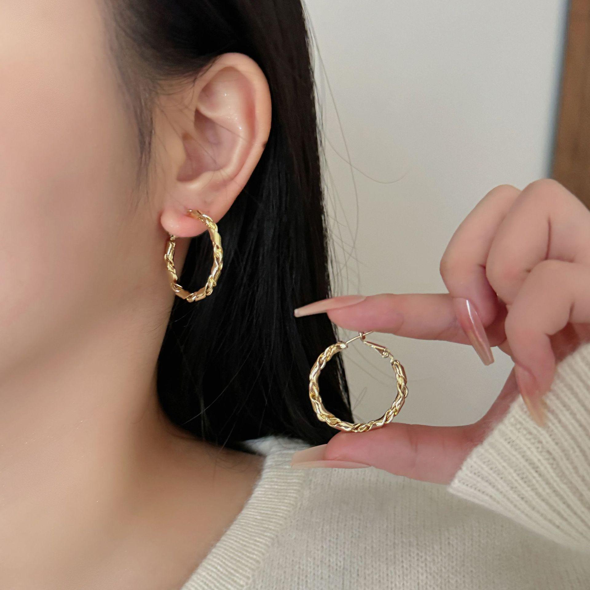 925 Silver Retro Wrapped Flower Earrings - French Braided Hoop Earrings for Women, Cold Style Circular Ear Ornaments
925 Silver Retro Wrapped Flower Earrings - French Braided Hoop Earrings for Women, Cold Style Circular Ear Ornaments