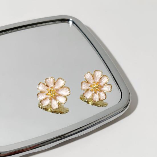 Женские маленькие французские серьги с хризантемами
Женские маленькие французские серьги с хризантемами
