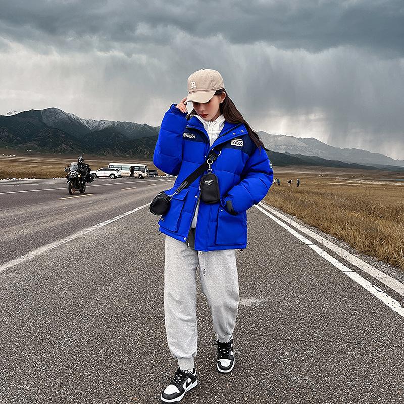 Новое женское зимнее пальто с коротким свободным кроем и воротником-стойкой, на толстой контрастной хлопковой подкладке, в модном стиле «хлеб». XXL синий
Новое женское зимнее пальто с коротким свободным кроем и воротником-стойкой, на толстой контрастной хлопковой подкладке, в модном стиле «хлеб». XXL синий