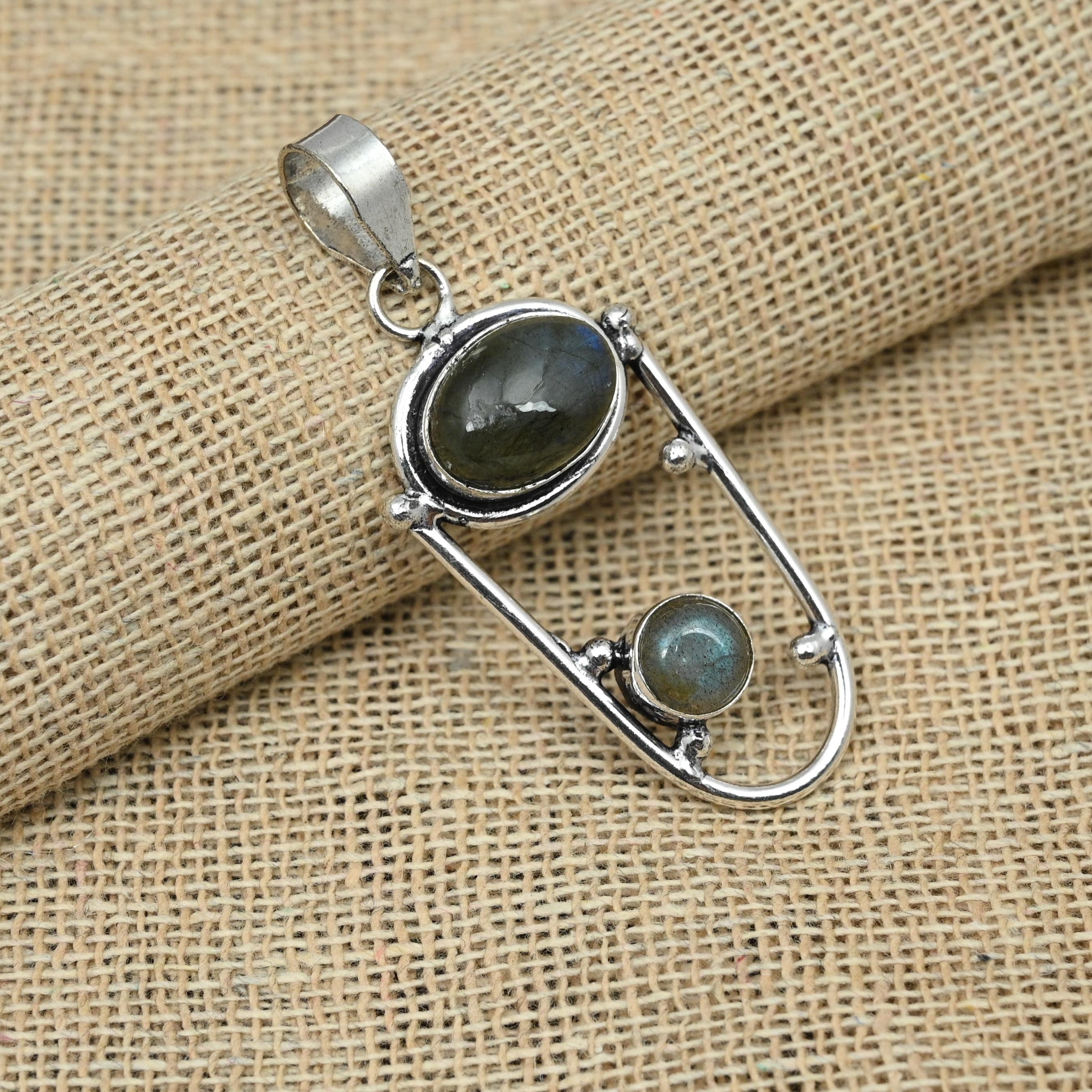 Лабрадорит драгоценный камень стерлингового серебра 925 пробы красивые ювелирные изделия подвеска ручной работы для женщин 2.16 Inches синий
Лабрадорит драгоценный камень стерлингового серебра 925 пробы красивые ювелирные изделия подвеска ручной работы для женщин 2.16 Inches синий