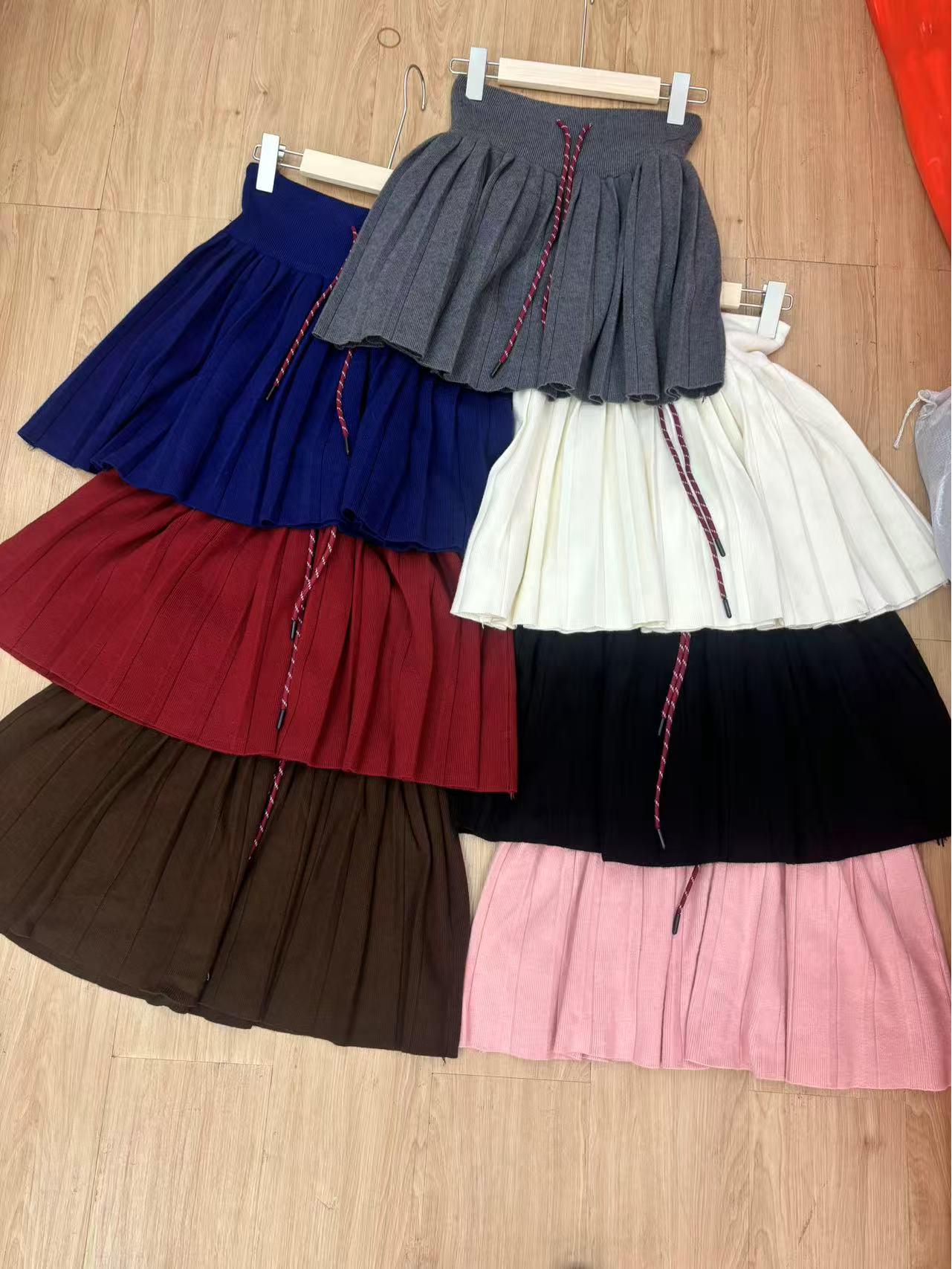 Korean Drawstring Knit Pleated Skirt, Women s Autumn 2025: High-Waist, Slimming A-Line Style One Size
Korean Drawstring Knit Pleated Skirt, Women s Autumn 2025: High-Waist, Slimming A-Line Style One Size