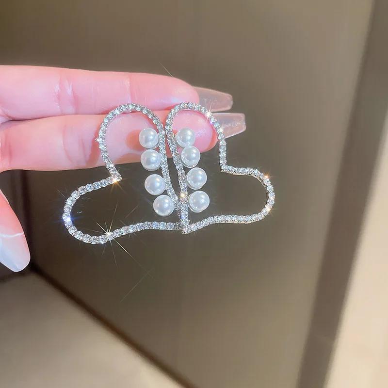 2026 New Love Pearl Atmospheric Earrings French Personalized Fashion Design Style Temperament Hollow Zircon for Women WHITE
2026 New Love Pearl Atmospheric Earrings French Personalized Fashion Design Style Temperament Hollow Zircon for Women WHITE