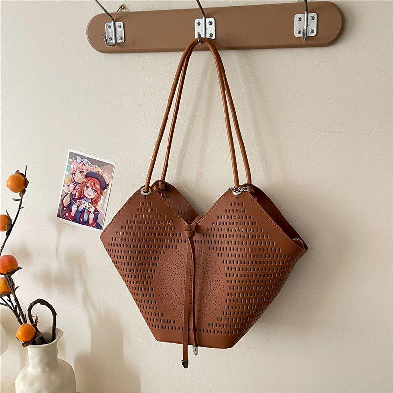 Женская летняя мода 2025 года Большая вместительная сумка-тоут с перфорацией для работы и поездок коричневый
Женская летняя мода 2025 года Большая вместительная сумка-тоут с перфорацией для работы и поездок коричневый