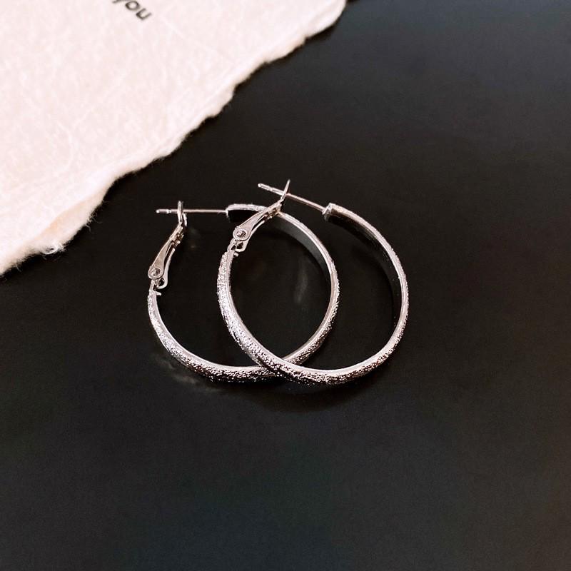 Silver Needle Fishtail Pearl Earrings with Hollowed Flower Design
Silver Needle Fishtail Pearl Earrings with Hollowed Flower Design