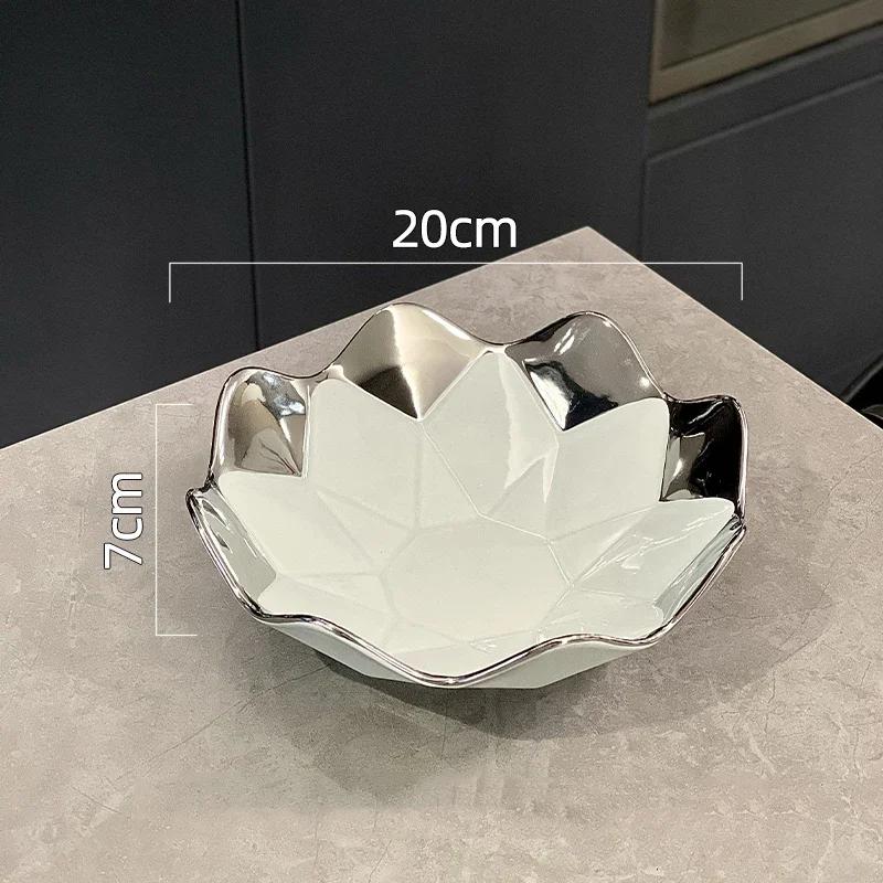 Креативная нестандартная керамическая тарелка, легкая, роскошная, с серебряным краем, фруктовая тарелка для закусок, домашняя тарелка для десерта к чаю и полуденному чаю, уникальная посуда
Креативная нестандартная керамическая тарелка, легкая, роскошная, с серебряным краем, фруктовая тарелка для закусок, домашняя тарелка для десерта к чаю и полуденному чаю, уникальная посуда