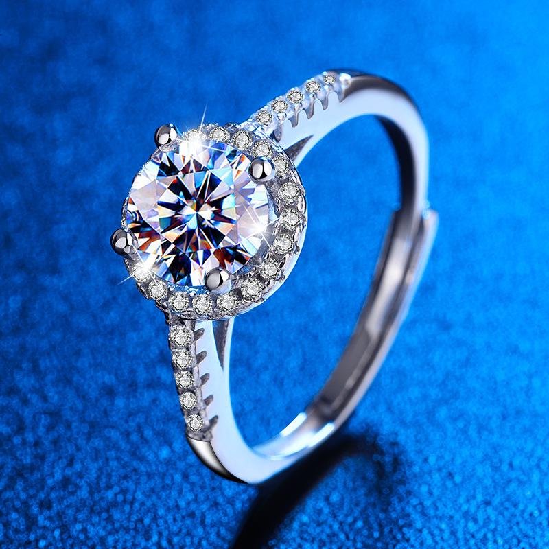 Classic Round 1 Carat Moissanite Silver Ring, S925 Silver Rhodium-Plated, PT950 White Gold, Fade-Resistant Setting Only (No Main Stone)
Classic Round 1 Carat Moissanite Silver Ring, S925 Silver Rhodium-Plated, PT950 White Gold, Fade-Resistant Setting Only (No Main Stone)