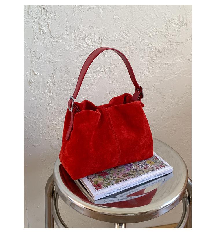 Vintage polished handbag women s 2025 new fashion texture large capacity tote bag commuter shoulder messenger bag tide
Vintage polished handbag women s 2025 new fashion texture large capacity tote bag commuter shoulder messenger bag tide