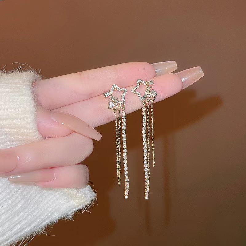 Роскошные серьги-кисточки в форме звезд с бриллиантами для женщин – модный, универсальный и элегантный нишевый дизайн null
Роскошные серьги-кисточки в форме звезд с бриллиантами для женщин – модный, универсальный и элегантный нишевый дизайн null