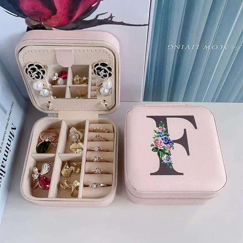 Flower&alphabet Jewelry Box Ring Boxes Travel Leather Jewellery Case Letter Print Bridesmaid Proposal Birthday Christmas Gift 10X10X5cm
Flower&alphabet Jewelry Box Ring Boxes Travel Leather Jewellery Case Letter Print Bridesmaid Proposal Birthday Christmas Gift 10X10X5cm