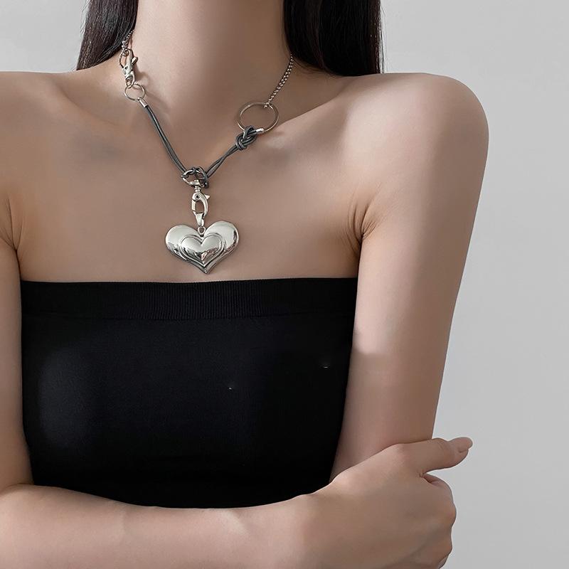 Leather double-layer love pendant necklace simple fashion high-end sense collarbone chain niche atmosphere temperament jewelry women
Leather double-layer love pendant necklace simple fashion high-end sense collarbone chain niche atmosphere temperament jewelry women