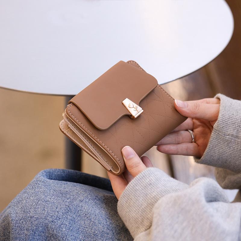Женский короткий кошелек с простой и универсальной пряжкой Niche Short Wallet чёрный
Женский короткий кошелек с простой и универсальной пряжкой Niche Short Wallet чёрный