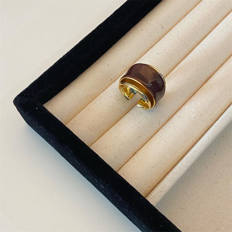 Кольцо открытое эмалевое шоколадное двухслойное в стиле Шуи - Простой модный металлический дизайн золотой
Кольцо открытое эмалевое шоколадное двухслойное в стиле Шуи - Простой модный металлический дизайн золотой