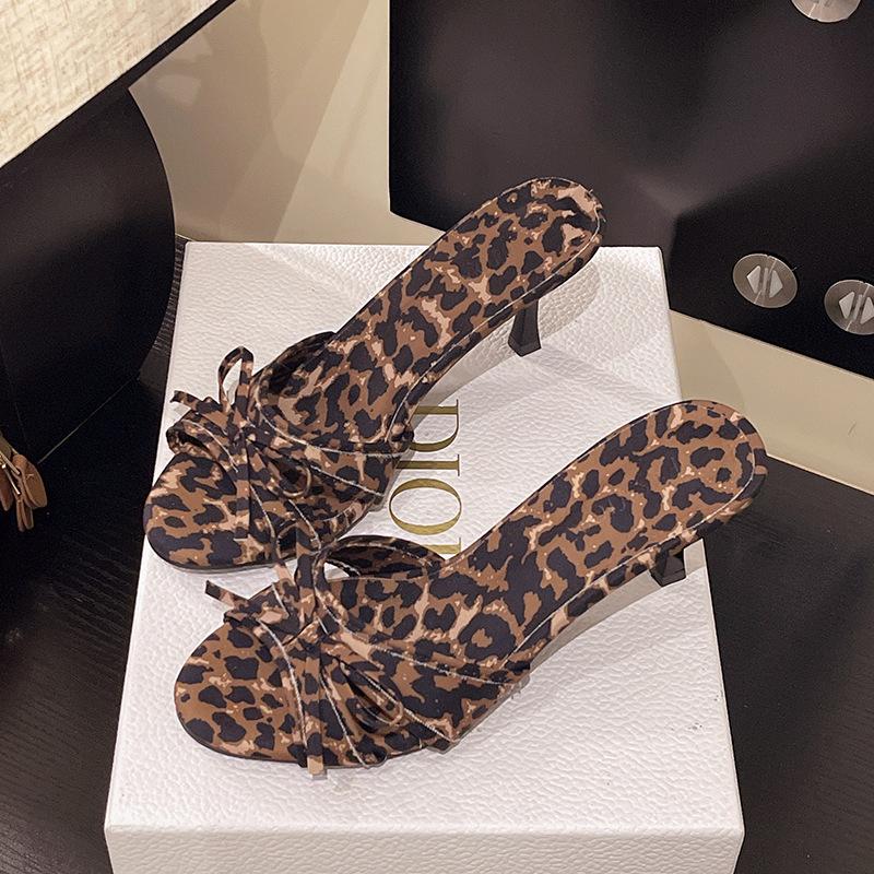 Шлепанцы летние женские туфли бант одно слово с открытым носком шлепанцы пустой леопардовый принт высокий каблук универсальные крутые шлепанцы 40 цветной печати леопарда
Шлепанцы летние женские туфли бант одно слово с открытым носком шлепанцы пустой леопардовый принт высокий каблук универсальные крутые шлепанцы 40 цветной печати леопарда