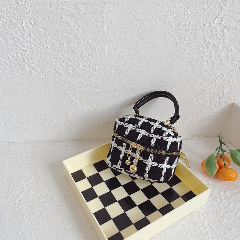 Modern Korean Style Mini Crossbody Bag For Girls With Chic Plaid Design And Chain Strap чорний
Modern Korean Style Mini Crossbody Bag For Girls With Chic Plaid Design And Chain Strap чорний