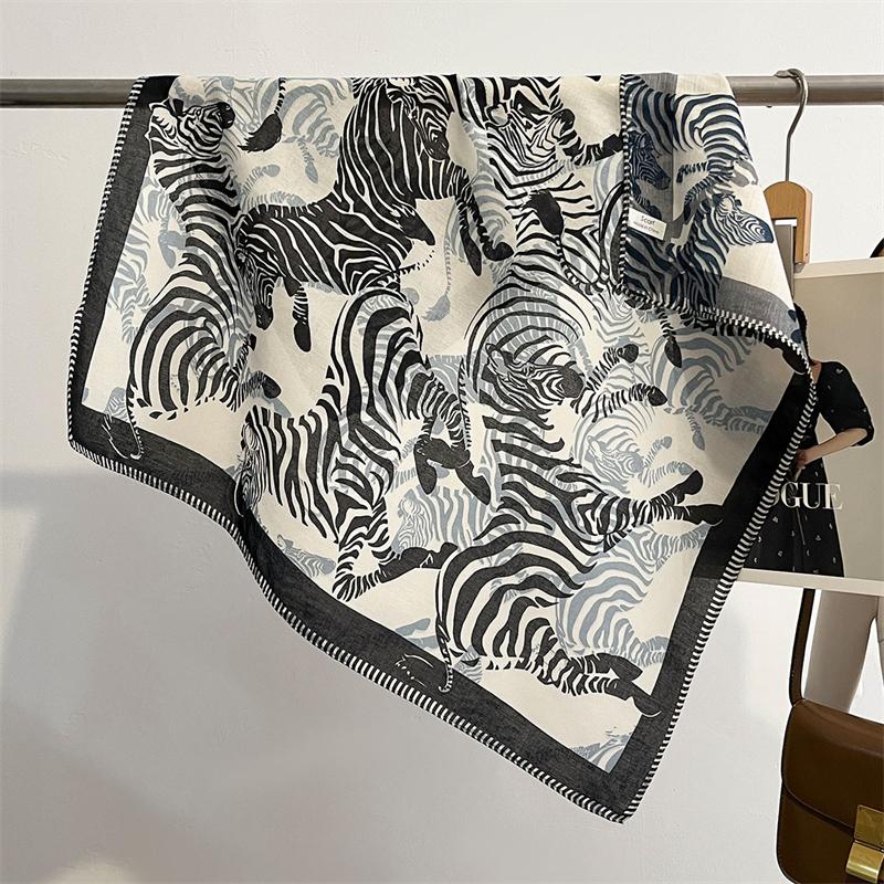 Moda Nova Pequena Cachecol Feminino Gravata Saco Bandana Hairband Estilo Coreano Corrente Impressao Lenço Fita Marca De Luxo 68cmX68cm
Moda Nova Pequena Cachecol Feminino Gravata Saco Bandana Hairband Estilo Coreano Corrente Impressao Lenço Fita Marca De Luxo 68cmX68cm