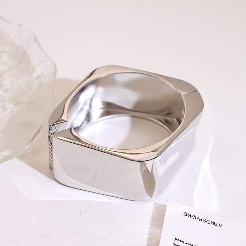 Ретро Металлический Квадратный Браслет для Женщин: Стильный и гладкий пружинный браслет с европейским и американским шиком
Ретро Металлический Квадратный Браслет для Женщин: Стильный и гладкий пружинный браслет с европейским и американским шиком