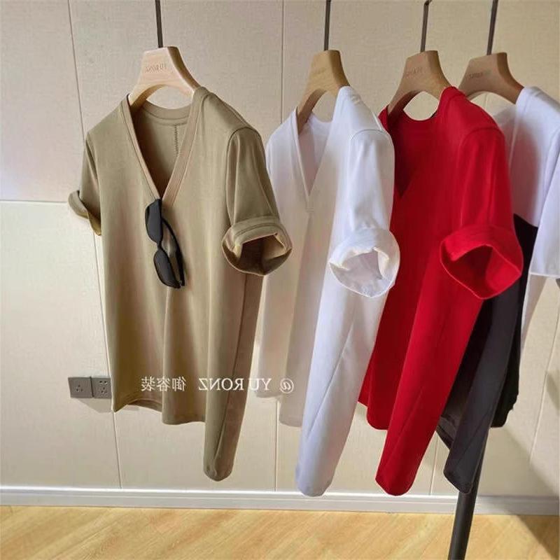 Women s Summer V-Neck Short-Sleeve T-Shirt - Sleek Design, Straight Shoulders, Stylish Innerwear Top M белый
Women s Summer V-Neck Short-Sleeve T-Shirt - Sleek Design, Straight Shoulders, Stylish Innerwear Top M белый