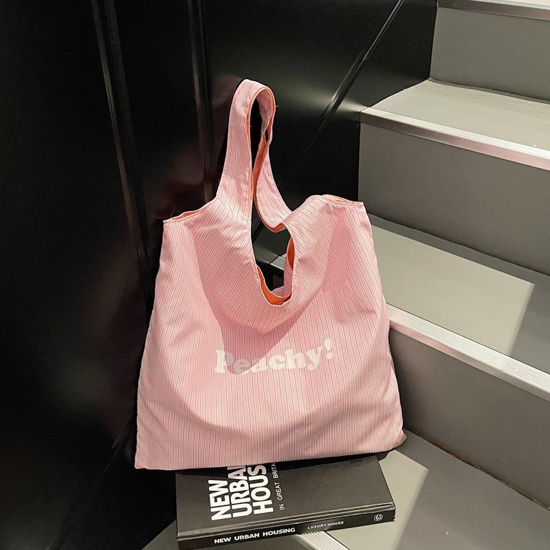 Одноплечевая нейлоновая сумка большой вместимости, тканевая сумка с принтом в полоску и буквами, простая универсальная модная нишевая сумка-тоут для женщин розовый
Одноплечевая нейлоновая сумка большой вместимости, тканевая сумка с принтом в полоску и буквами, простая универсальная модная нишевая сумка-тоут для женщин розовый