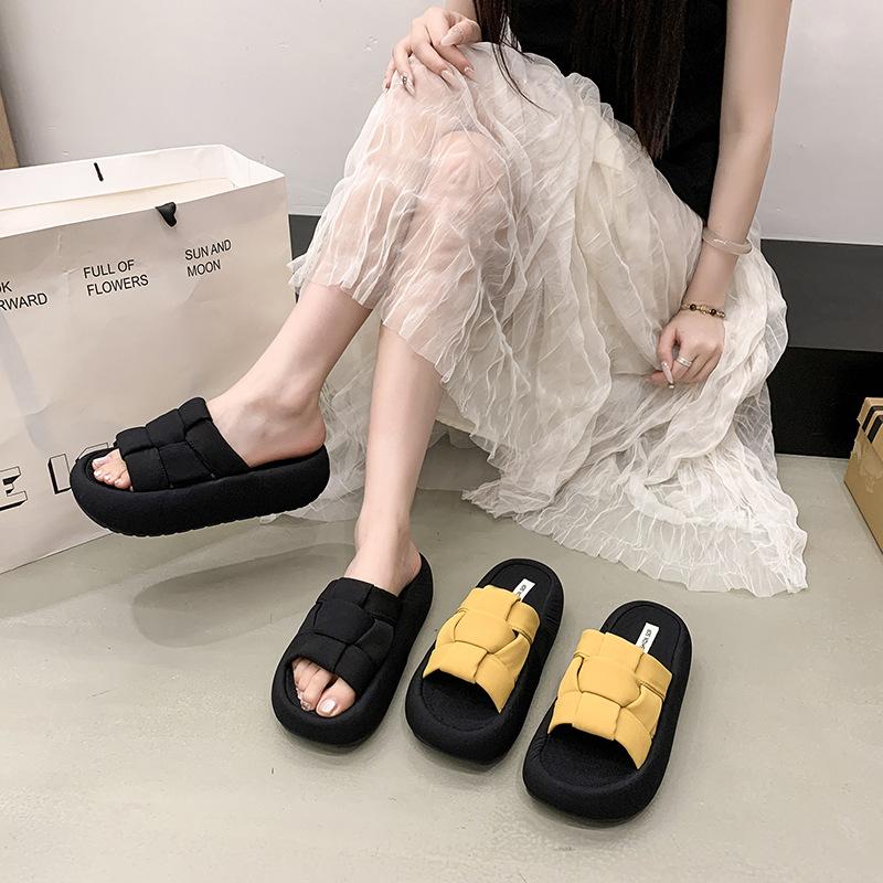 Cool slippers women s summer wear 2025 new thick-bottomed non-slip pregnant women s beach slippers lazy fashion one-word drag 35 чорний
Cool slippers women s summer wear 2025 new thick-bottomed non-slip pregnant women s beach slippers lazy fashion one-word drag 35 чорний