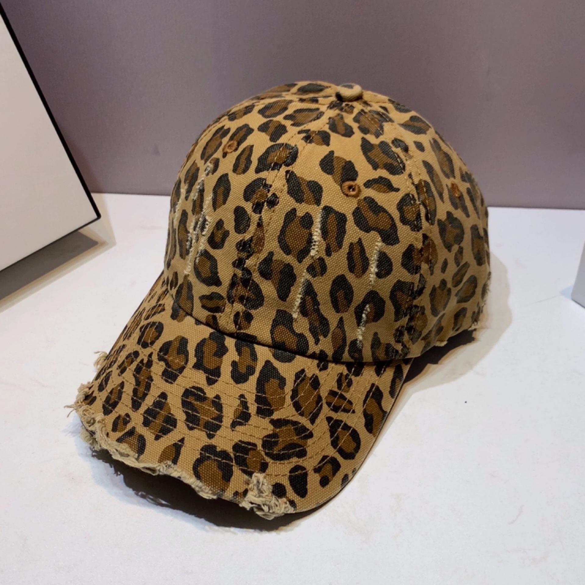 Leopard Print Baseball Hat for Women In Spring and Summer Furry and Old Casual Baseball Hat Showing Off Their Faces. Adjustable
Leopard Print Baseball Hat for Women In Spring and Summer Furry and Old Casual Baseball Hat Showing Off Their Faces. Adjustable