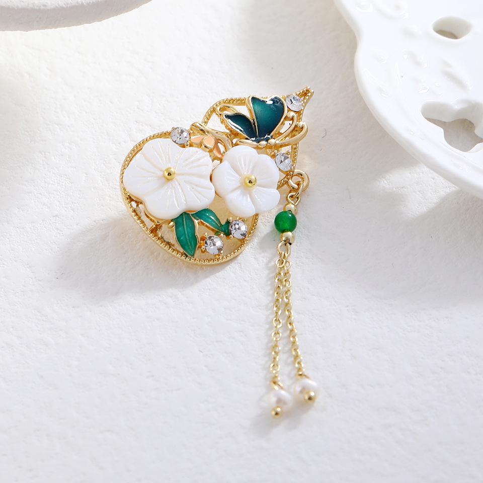 Vintage Chinese Freshwater Pearl Shell Fan Brooch with Tassel and Cheongsam/Hanfu Button Pin.
Vintage Chinese Freshwater Pearl Shell Fan Brooch with Tassel and Cheongsam/Hanfu Button Pin.