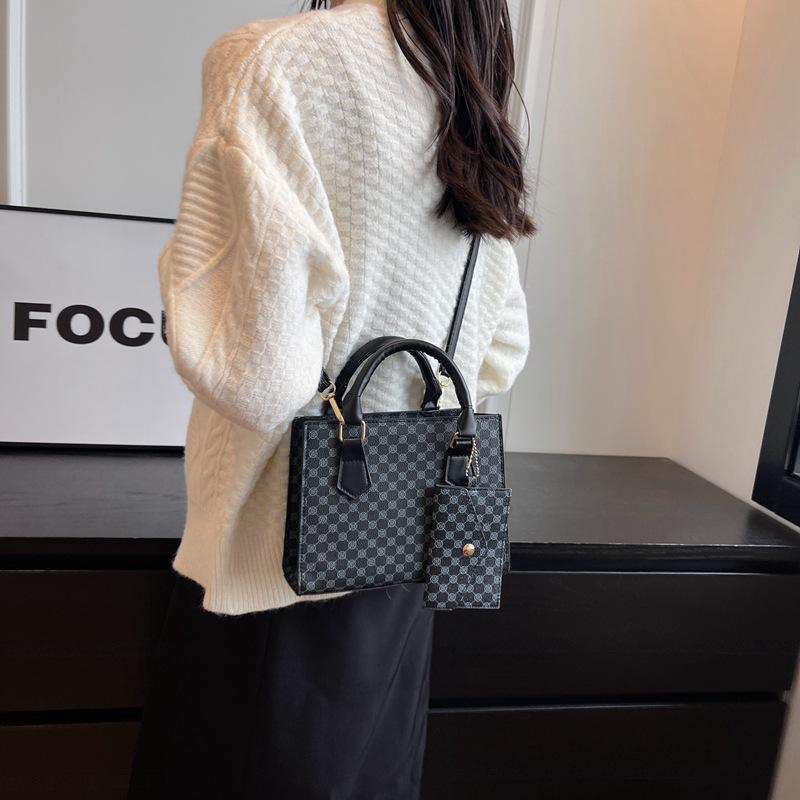 Retro old flower casual summer new gas personality small hanging bag small square bag woman коричневий
Retro old flower casual summer new gas personality small hanging bag small square bag woman коричневий