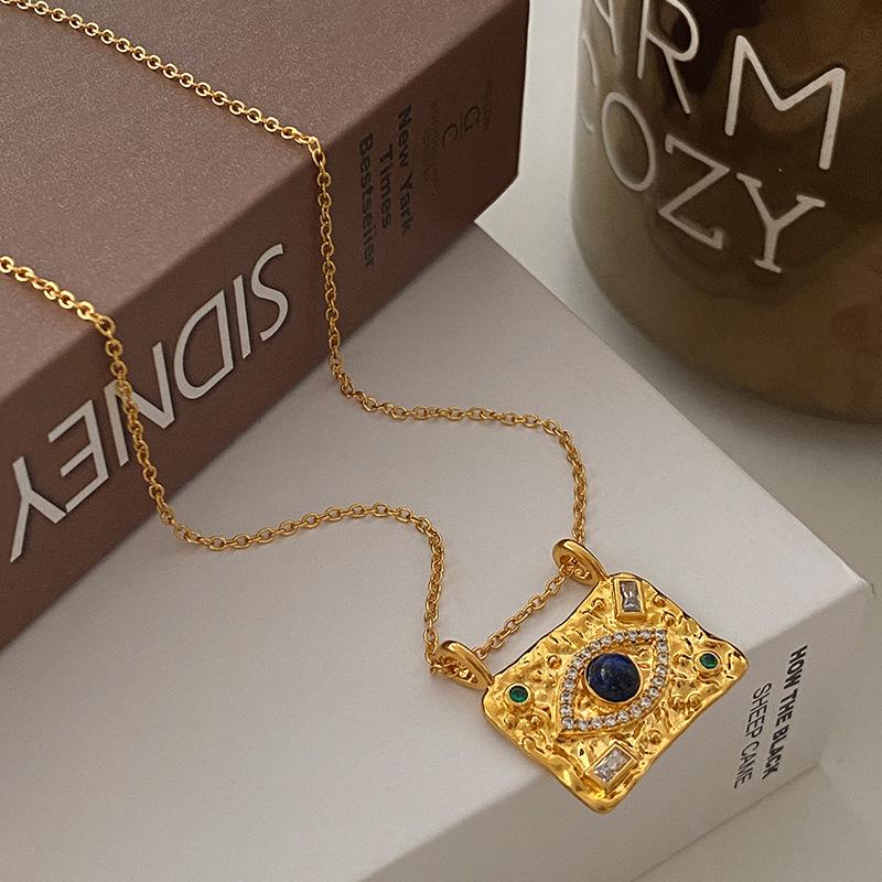 Ожерелье с подвеской «Глаз дьявола», изысканный квадратный дизайн с инкрустацией бриллиантами, не выцветающая цепочка на ключицу, аксессуары Циндао
Ожерелье с подвеской «Глаз дьявола», изысканный квадратный дизайн с инкрустацией бриллиантами, не выцветающая цепочка на ключицу, аксессуары Циндао