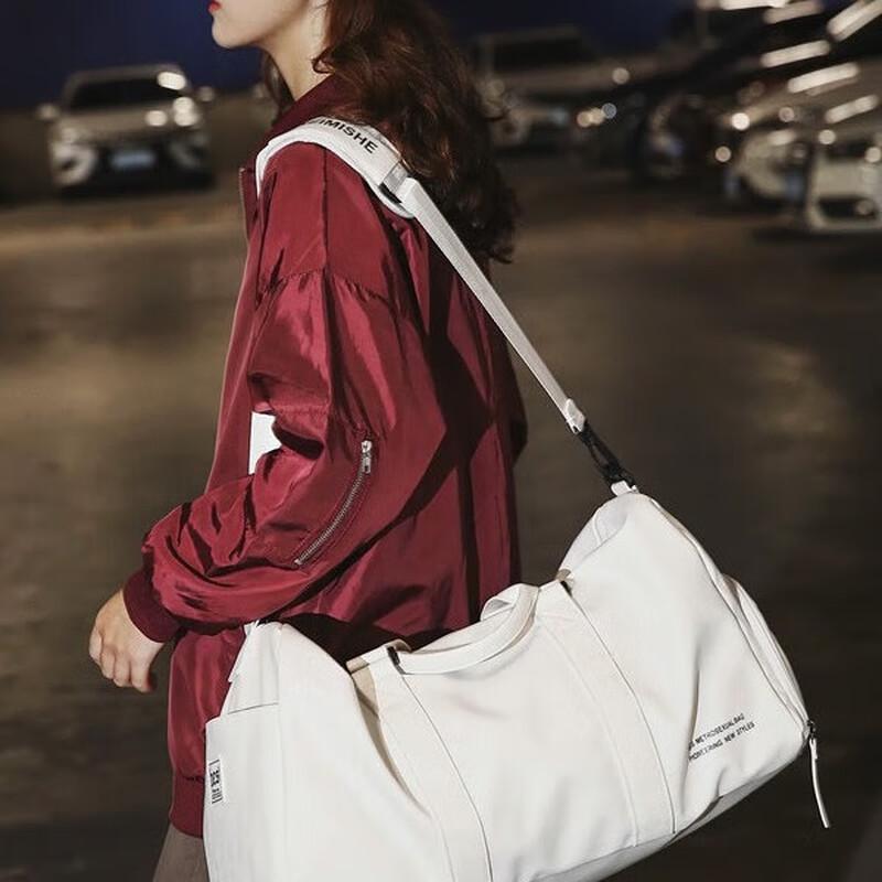 Lightweight Waterproof Large Capacity Sports Travel Bag
Lightweight Waterproof Large Capacity Sports Travel Bag