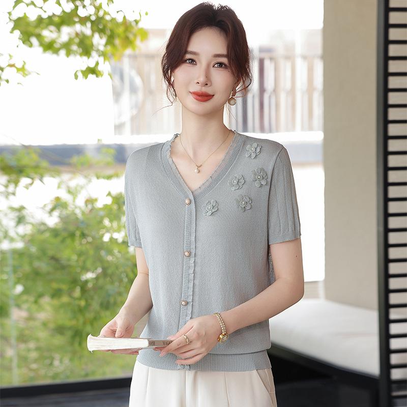 Mother s Summer Style V-Neck Short-Sleeve Knit Top: Loose Plus Size, 40+ Women s Fashion. 2XL (recommended 60-70kg)
Mother s Summer Style V-Neck Short-Sleeve Knit Top: Loose Plus Size, 40+ Women s Fashion. 2XL (recommended 60-70kg)
