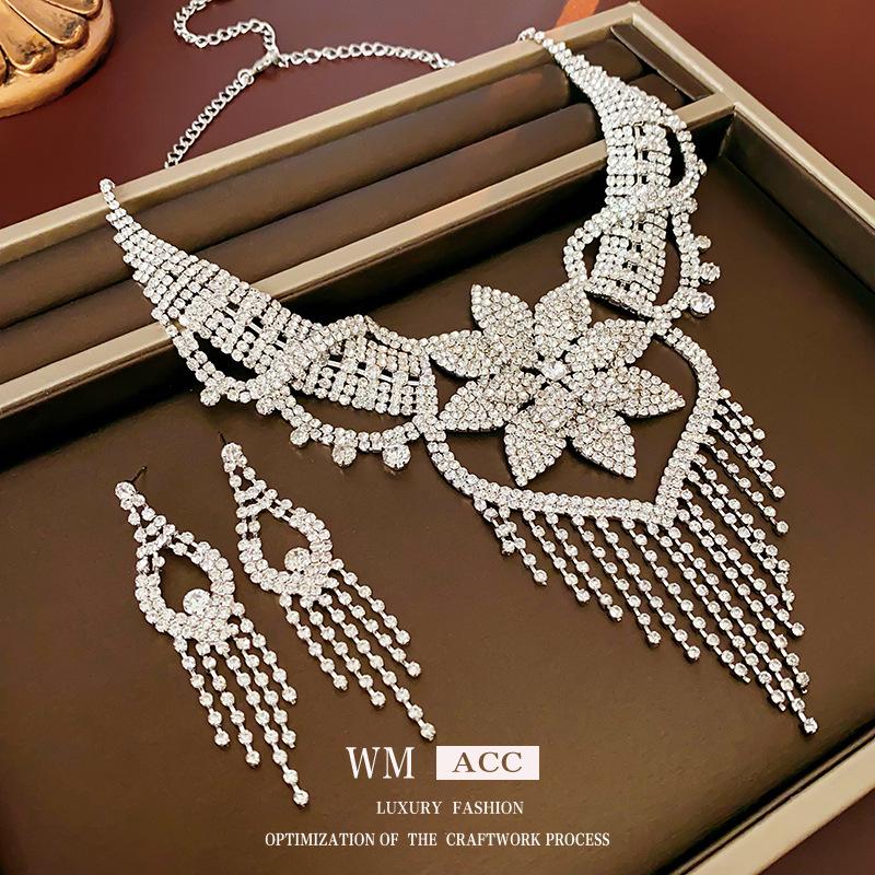 Exquisite Flower-Inlaid Diamond Tassel Necklace: European & American Design, Luxury Clavicle Chain Jewelry Set for Women
Exquisite Flower-Inlaid Diamond Tassel Necklace: European & American Design, Luxury Clavicle Chain Jewelry Set for Women
