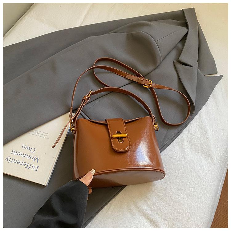 Ручная переноска модная сумка-ведро женская 2025 осень новая нишевая мода простая сумка через плечо высокая стоимость повседневная женская сумка
Ручная переноска модная сумка-ведро женская 2025 осень новая нишевая мода простая сумка через плечо высокая стоимость повседневная женская сумка