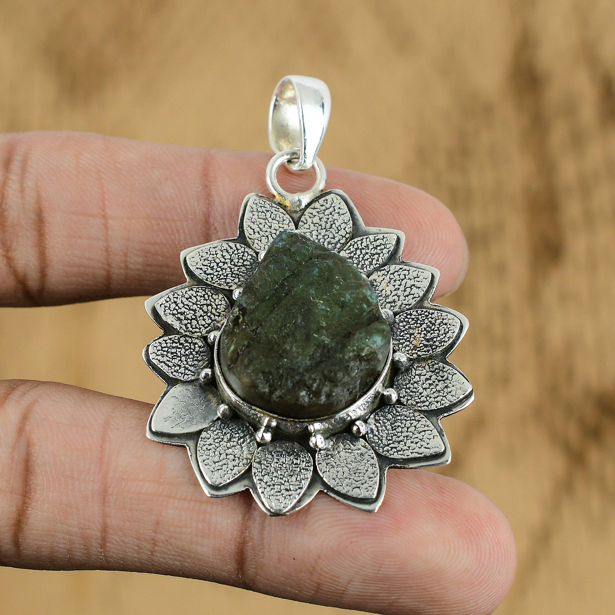 925 Sterling Silver Labradorite Rough Gemstone Handmade Elegant Art Deco Pendant
925 Sterling Silver Labradorite Rough Gemstone Handmade Elegant Art Deco Pendant