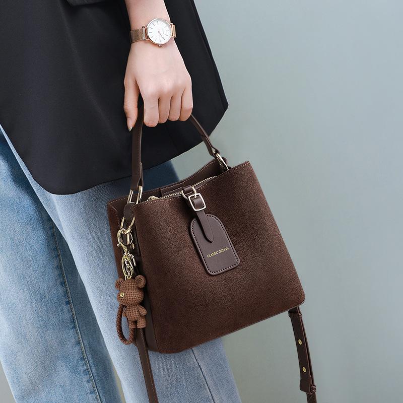 Bags Women s New Women s Bags Leather Large Capacity Portable Bucket Bags Fashion Commuter Shoulder Crossbody Bags коричневый
Bags Women s New Women s Bags Leather Large Capacity Portable Bucket Bags Fashion Commuter Shoulder Crossbody Bags коричневый