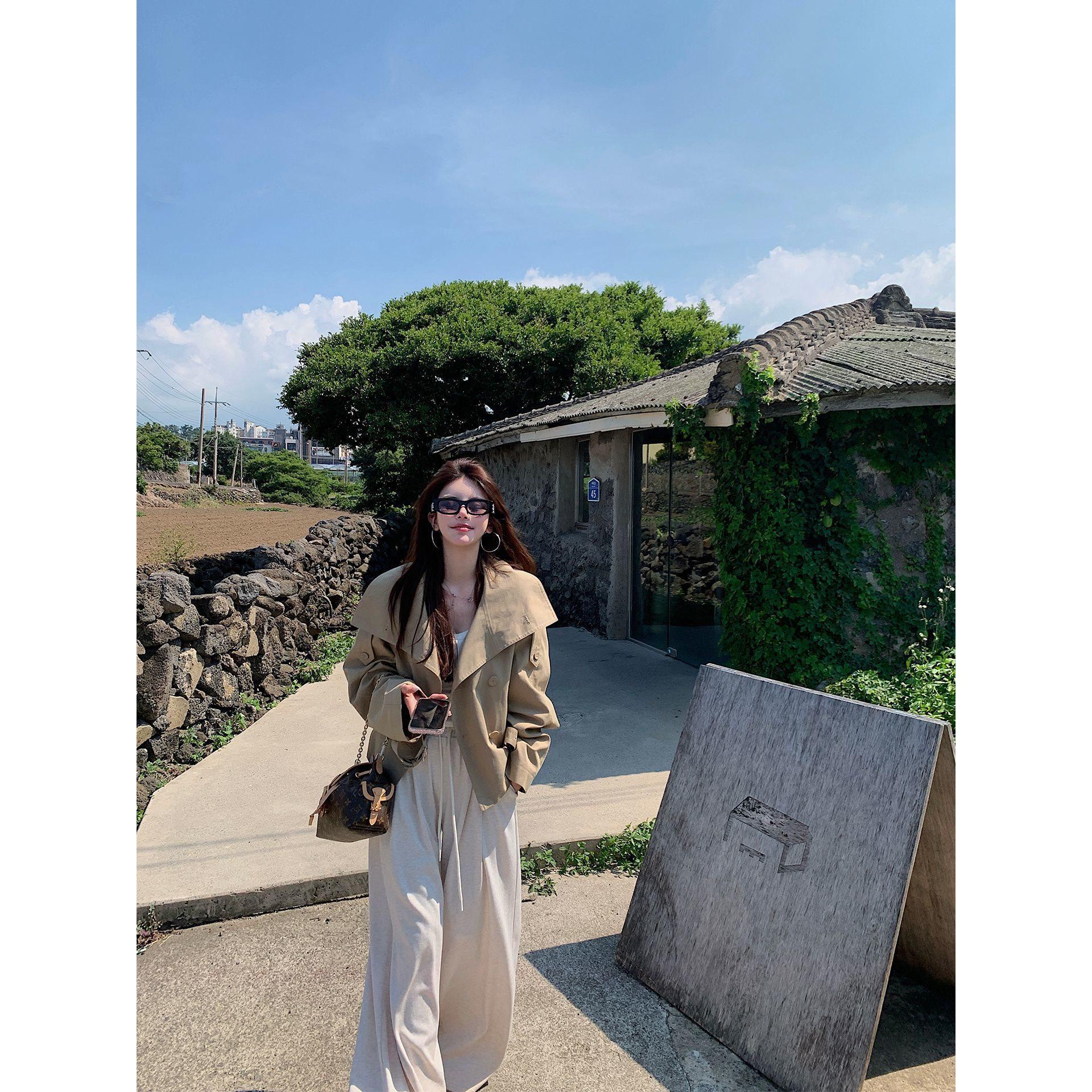 Осенний женский двубортный короткий тренч в британском стиле со стойкой - модная куртка для работы свободного кроя. XL (65-75 kg) хаки
Осенний женский двубортный короткий тренч в британском стиле со стойкой - модная куртка для работы свободного кроя. XL (65-75 kg) хаки