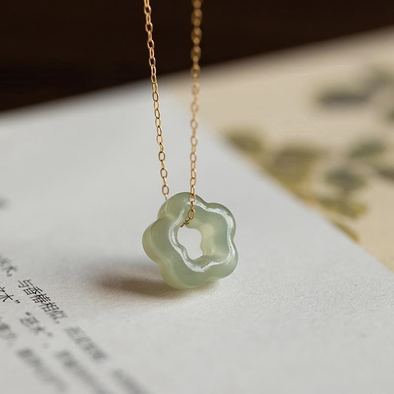 Hetian Jade натуральный винтажный кулон с цветами, ювелирные аксессуары, модное темпераментное роскошное ожерелье с полой ключицей, цепочка, сливовое ожерелье
Hetian Jade натуральный винтажный кулон с цветами, ювелирные аксессуары, модное темпераментное роскошное ожерелье с полой ключицей, цепочка, сливовое ожерелье
