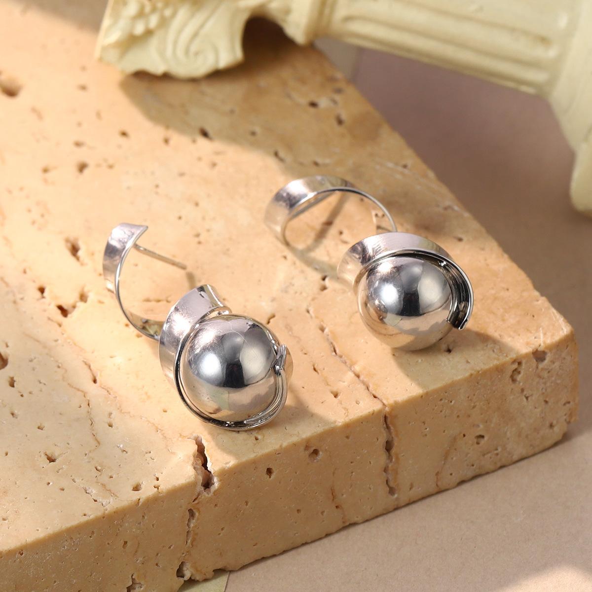European and American fashion metal personalized stud earrings irregular geometric silver needle design advanced sense simple earrings earrings
European and American fashion metal personalized stud earrings irregular geometric silver needle design advanced sense simple earrings earrings