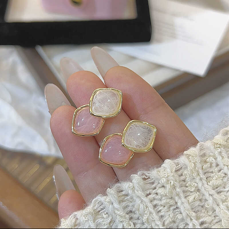 Розовые ромбовидные серьги из смолы, маленькие, свежие и роскошные, высококлассные серьги, модные и универсальные, нишевые серьги.
Розовые ромбовидные серьги из смолы, маленькие, свежие и роскошные, высококлассные серьги, модные и универсальные, нишевые серьги.