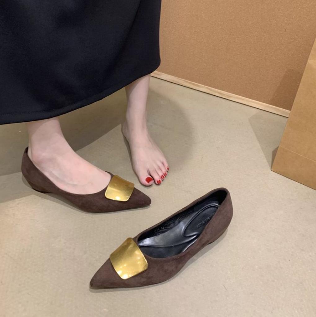 2026 New Vintage Women s Suede Pointed Metal Buttoned Mid Heels Fashion Heels for Office Dress Women s Commuter Shoes Pumps 42 коричневий
2026 New Vintage Women s Suede Pointed Metal Buttoned Mid Heels Fashion Heels for Office Dress Women s Commuter Shoes Pumps 42 коричневий