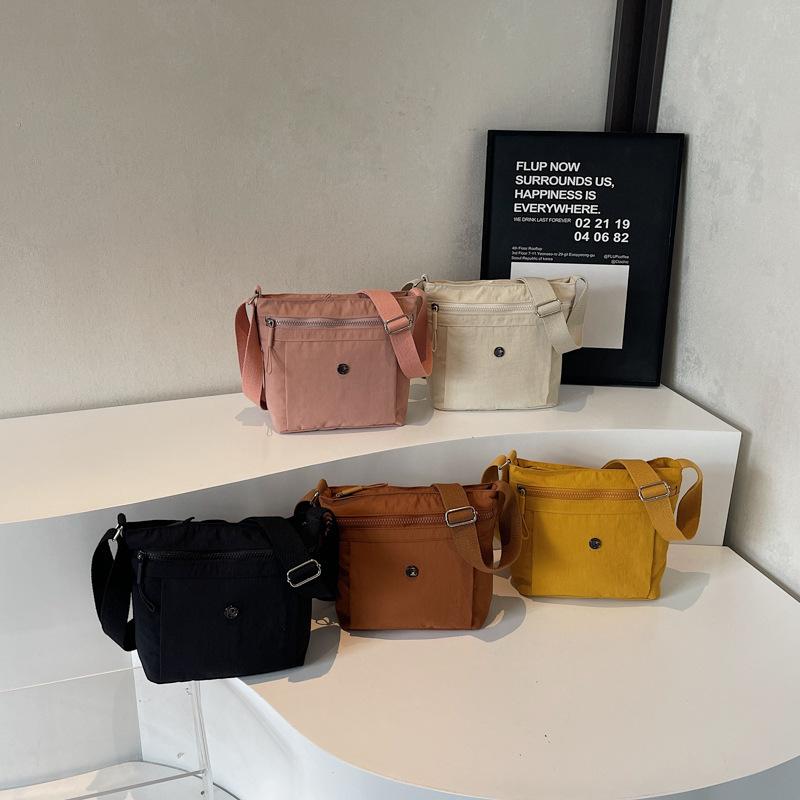 2025 new fashion versatile women s shoulder bag casual simple messenger bag nylon cloth bag
2025 new fashion versatile women s shoulder bag casual simple messenger bag nylon cloth bag