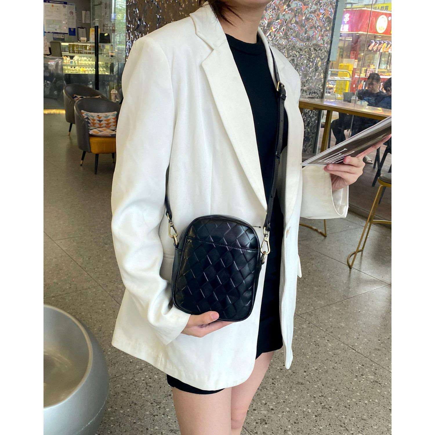 Сумка из воловьей кожи Niche Light Luxury женская сумка Hand Grab Handbag Простая женская сумка для мобильного телефона чёрный
Сумка из воловьей кожи Niche Light Luxury женская сумка Hand Grab Handbag Простая женская сумка для мобильного телефона чёрный