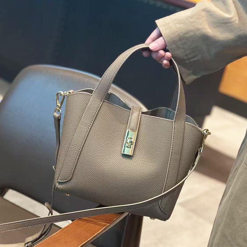 New Arrived women s designer bag crossbody bag women s suede handbag soft genuine cowhide fashiable retro women s shoulder bag 22x12x20cm серый
New Arrived women s designer bag crossbody bag women s suede handbag soft genuine cowhide fashiable retro women s shoulder bag 22x12x20cm серый