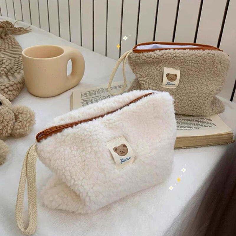 Minby Wool Teddy Bear Label Poggle Square Pouch beige
Minby Wool Teddy Bear Label Poggle Square Pouch beige