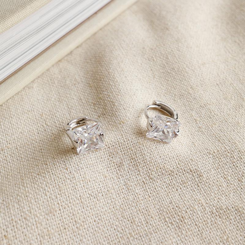 925 Sterling Silver Korean Version Simple Geometric Square Zircon Earrings Women Classic Vintage Wedding Jewelry Gift серебряный
925 Sterling Silver Korean Version Simple Geometric Square Zircon Earrings Women Classic Vintage Wedding Jewelry Gift серебряный