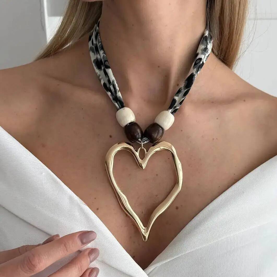 SHIXIN 2 Styles Fashion Hollow Big Love Heart Pendant Necklace for Women Vintage Leopard Chiffon Wood Bead Choker Necklace Gift
SHIXIN 2 Styles Fashion Hollow Big Love Heart Pendant Necklace for Women Vintage Leopard Chiffon Wood Bead Choker Necklace Gift